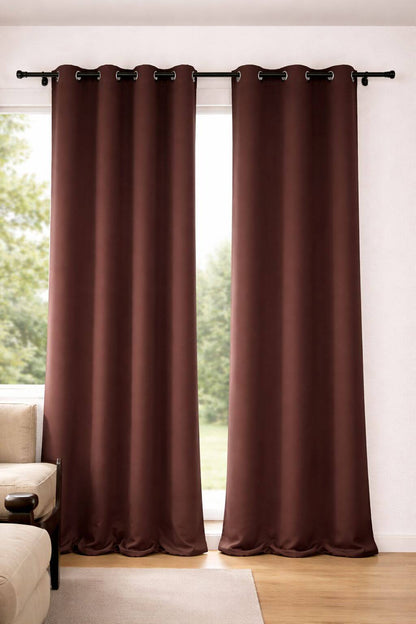 Premium Nordic Shadow Mørklægningsgardin1 i dyb mørkebrun farve for effektiv lyskontrol og nordisk elegance.